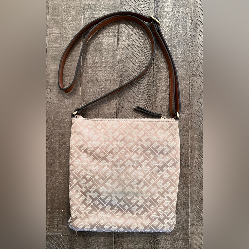 Tommy Hilfiger Crossbody EUC - Picture 3 of 11